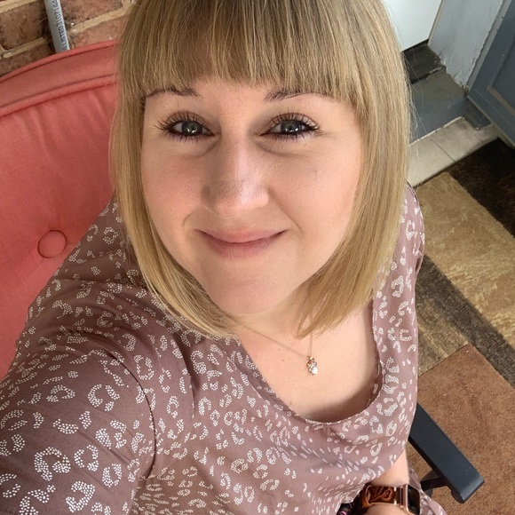 Meet your Posher, Liv - Picture 1 of 3